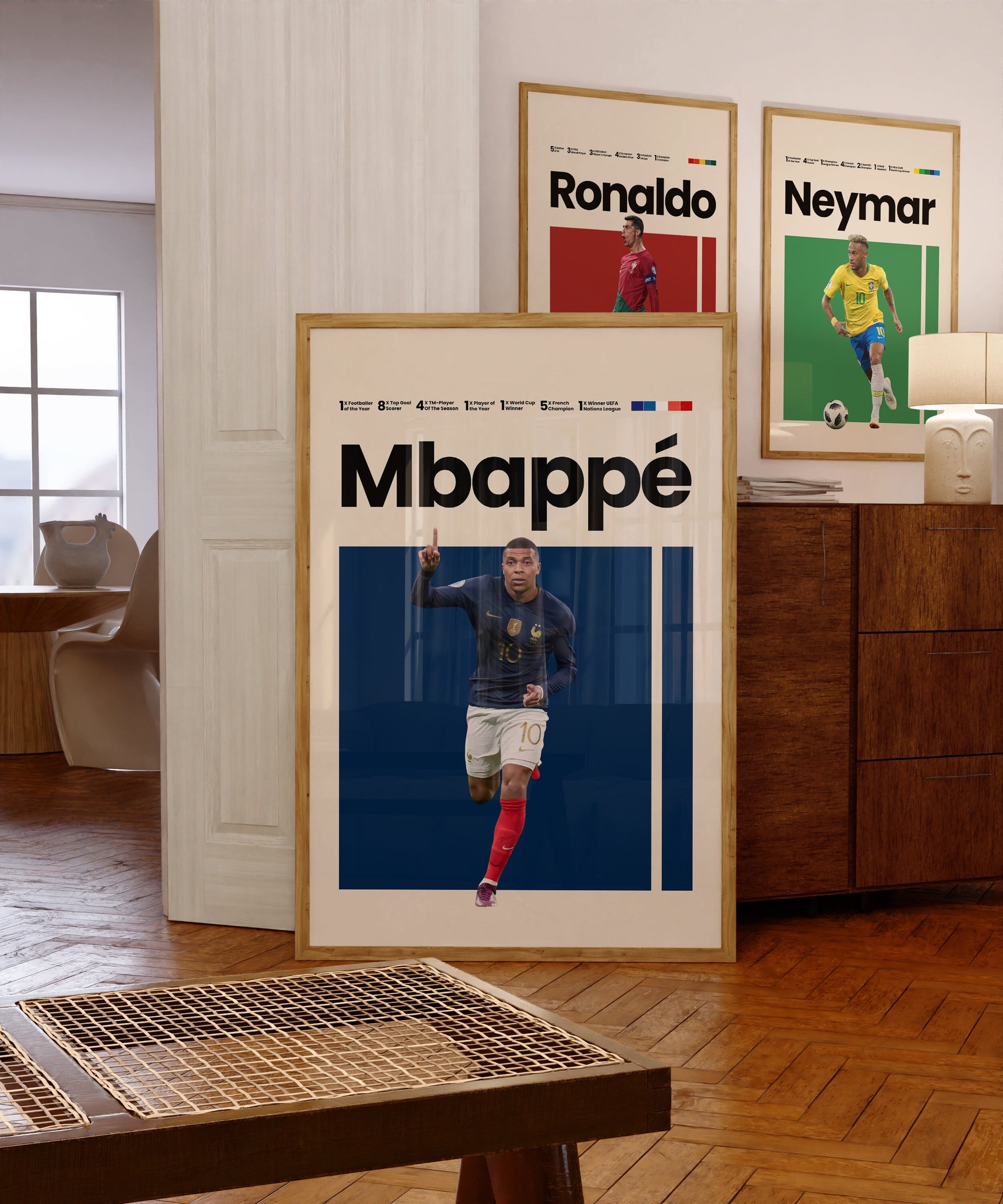 Minimalistisches Poster von Mbappé, perfekt für Fußballfans, entworfen von justgoodmood, kombiniert modernen Stil mit sportlicher Begeisterung.