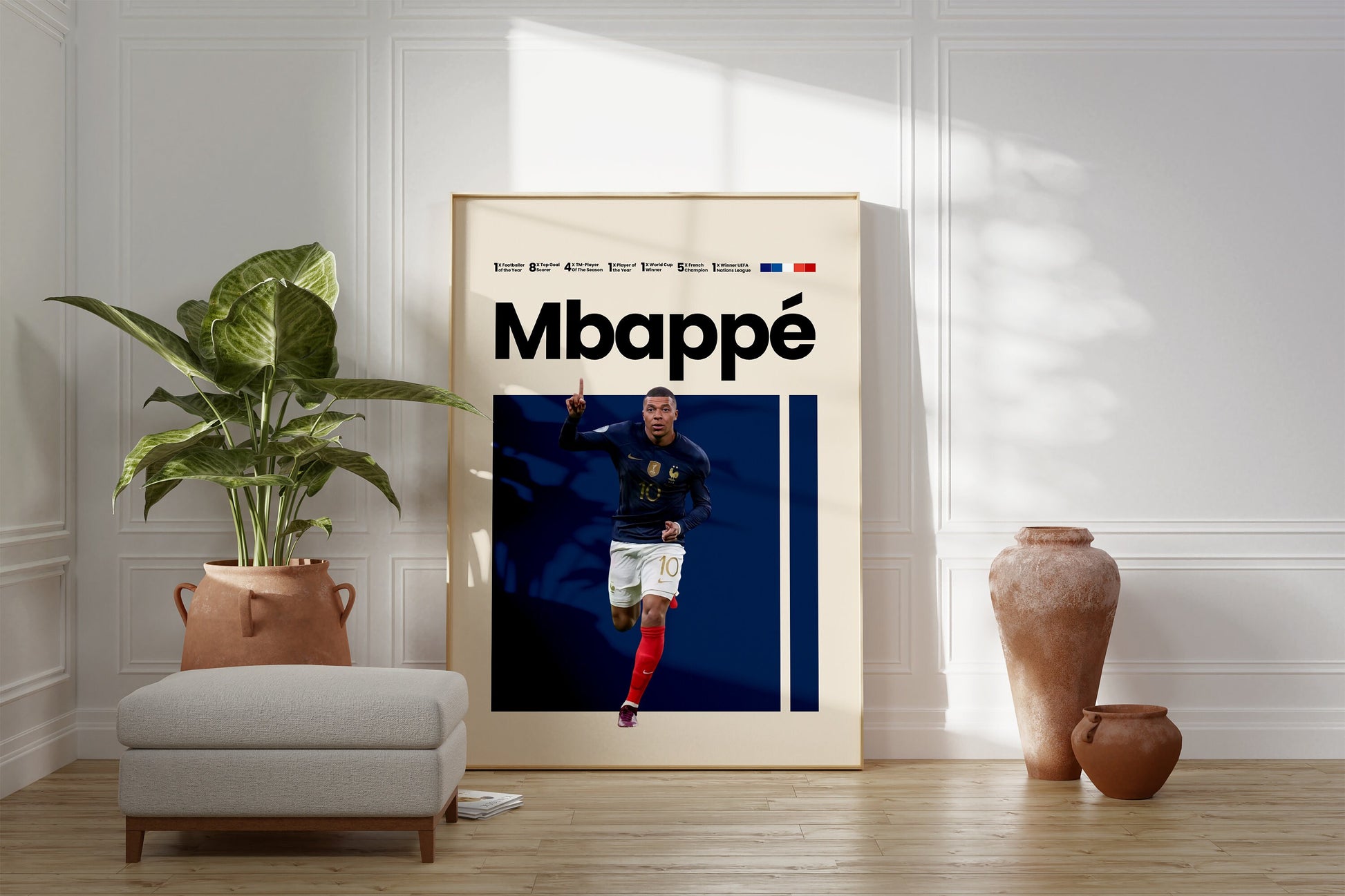 Elegantes Poster von Mbappé im minimalistischen Design, ideal für jede Wanddekoration, erhältlich bei justgoodmood.