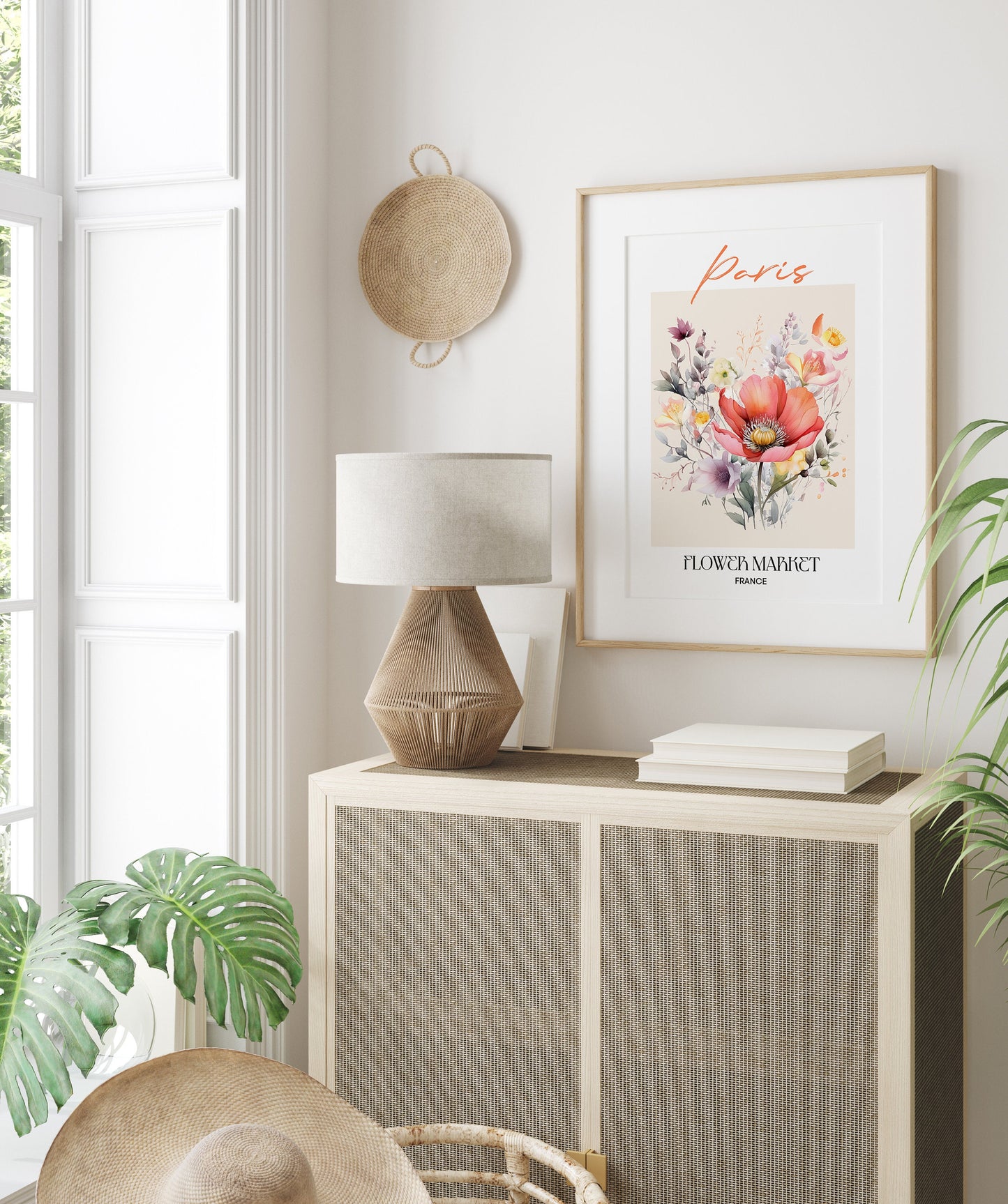 Bezauberndes Paris Flower Market Poster von justgoodmood, in einem hellen Raum mit eleganter Lampe und grünen Pflanzen.