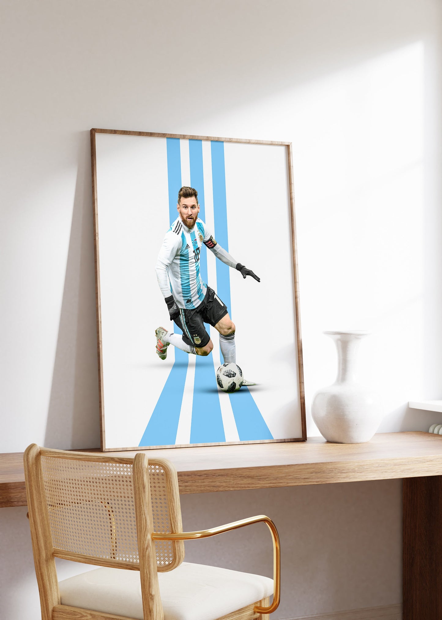 Messi Poster Fußball Minimalistisch von justgoodmood, auf einem Tisch dekorativ platziert, mit klarem und modernem Design.