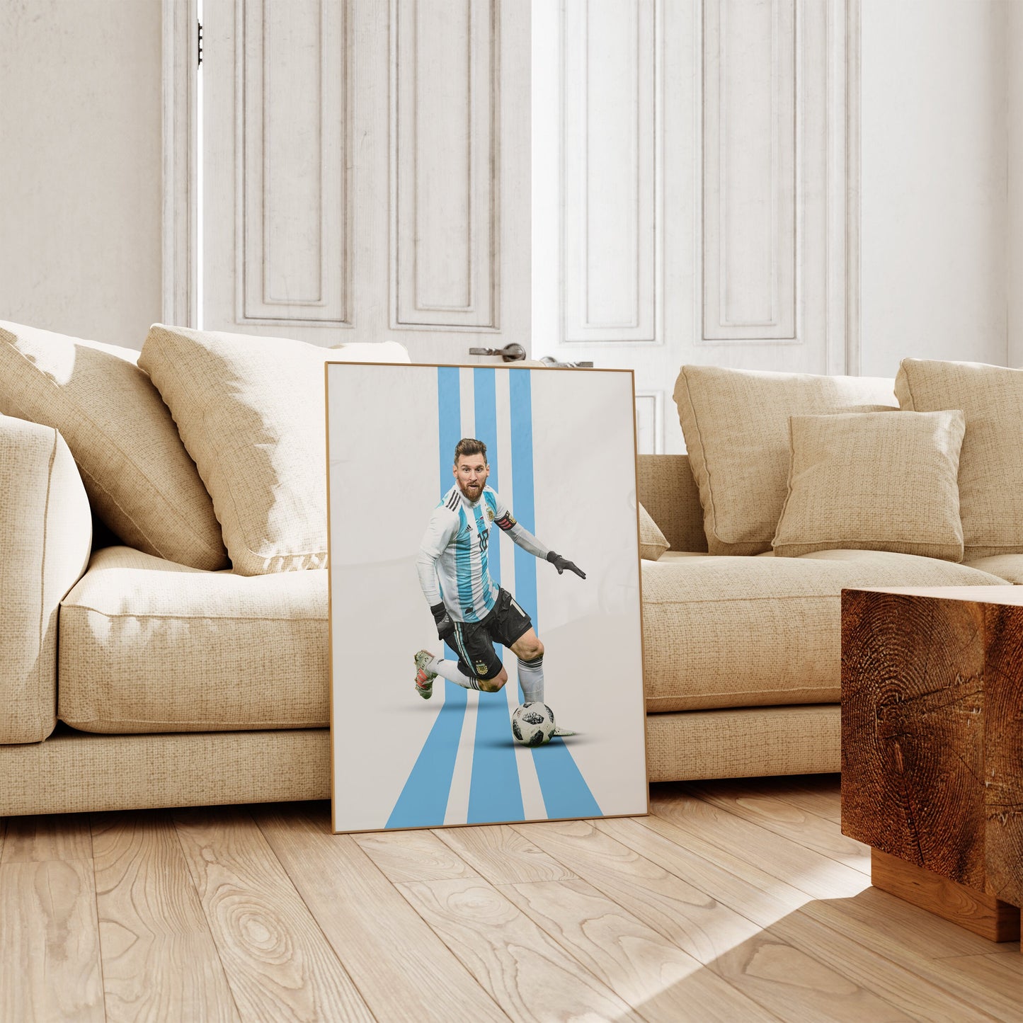 Messi Poster Fußball Minimalistisch von justgoodmood, lebendig und ansprechend, auf einem Sofa platziert, ideal für Wohnräume.