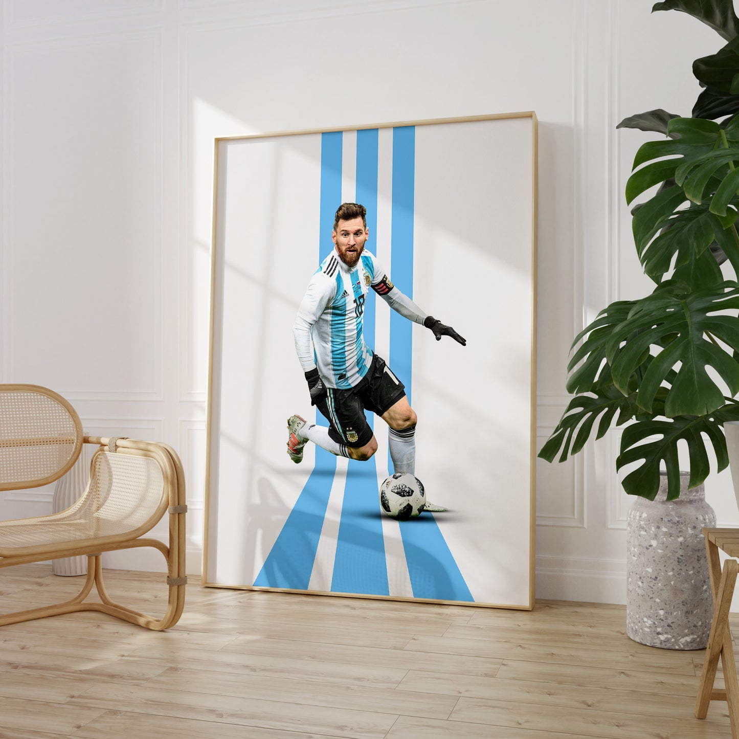 Messi Poster Fußball Minimalistisch von justgoodmood, zeigt Lionel Messi in einem argentinischen Trikot, perfekt für Fußballfans und moderne Wanddekoration.
