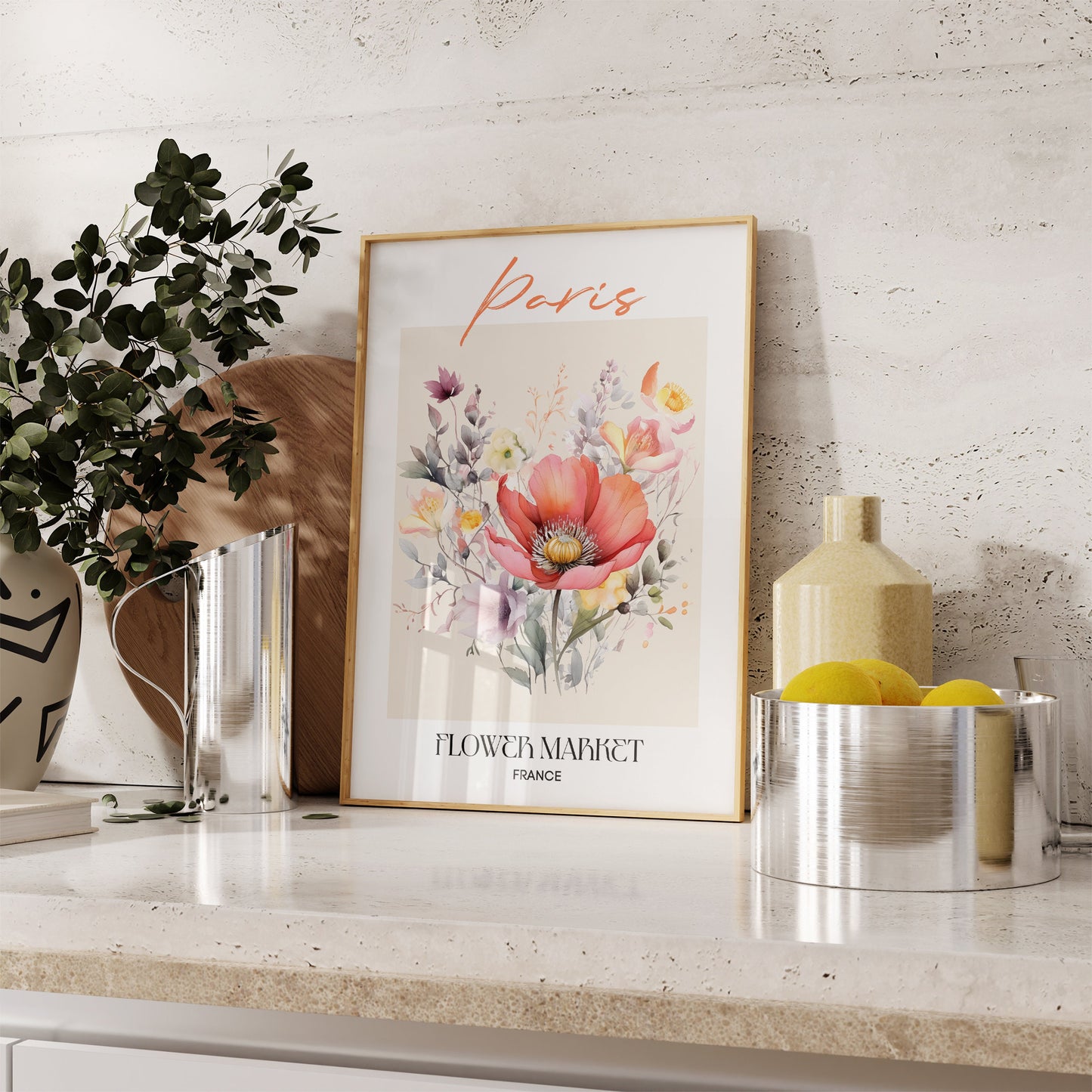 Elegantes Paris Flower Market Design Poster von justgoodmood, stilvoll platziert auf einer modernen Küchentheke. Perfekte Wanddeko, die Farbe und Leben in jeden Raum bringt.
