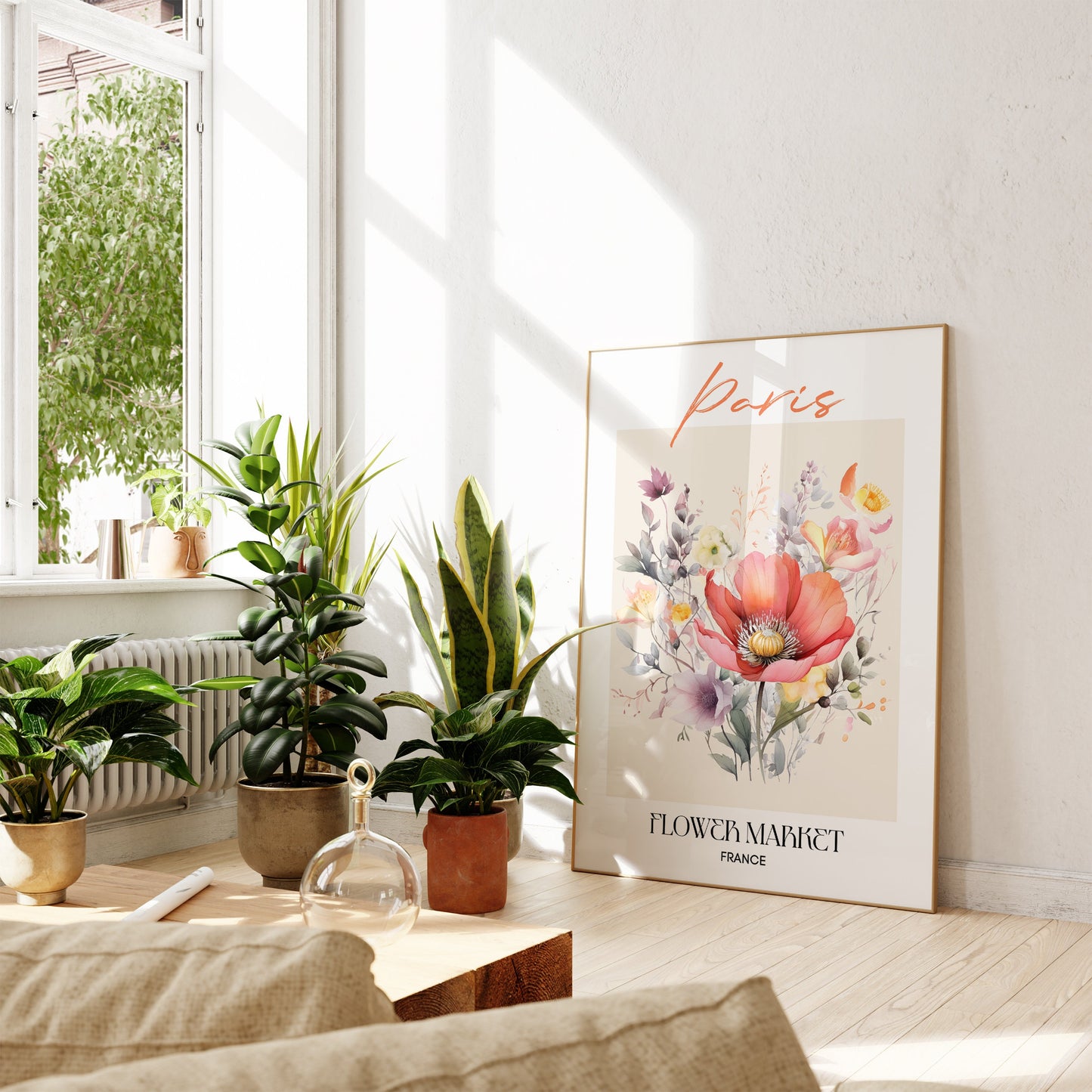 Wunderschönes Paris Flower Market Poster von justgoodmood perfekt in einem hellen Wohnzimmer mit Pflanzen platziert, ideal für Wanddeko.