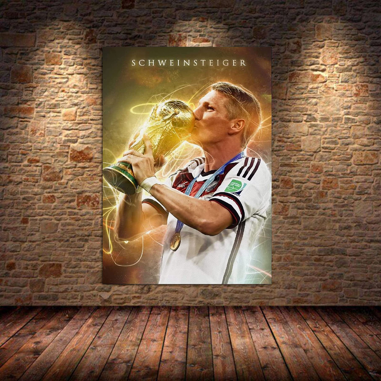 Inspirierendes Poster von Bastian Schweinsteiger, der den Weltpokal küsst. Perfekte Wanddekoration für Fußballfans von justgoodmood - Poster Fußball Christiano Ronaldo und Messi als Deko Print ohne Rahmen.