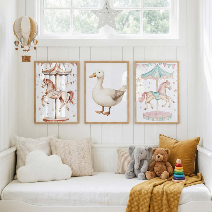 Babyzimmer Poster mit Karussellpferd und Teddybär