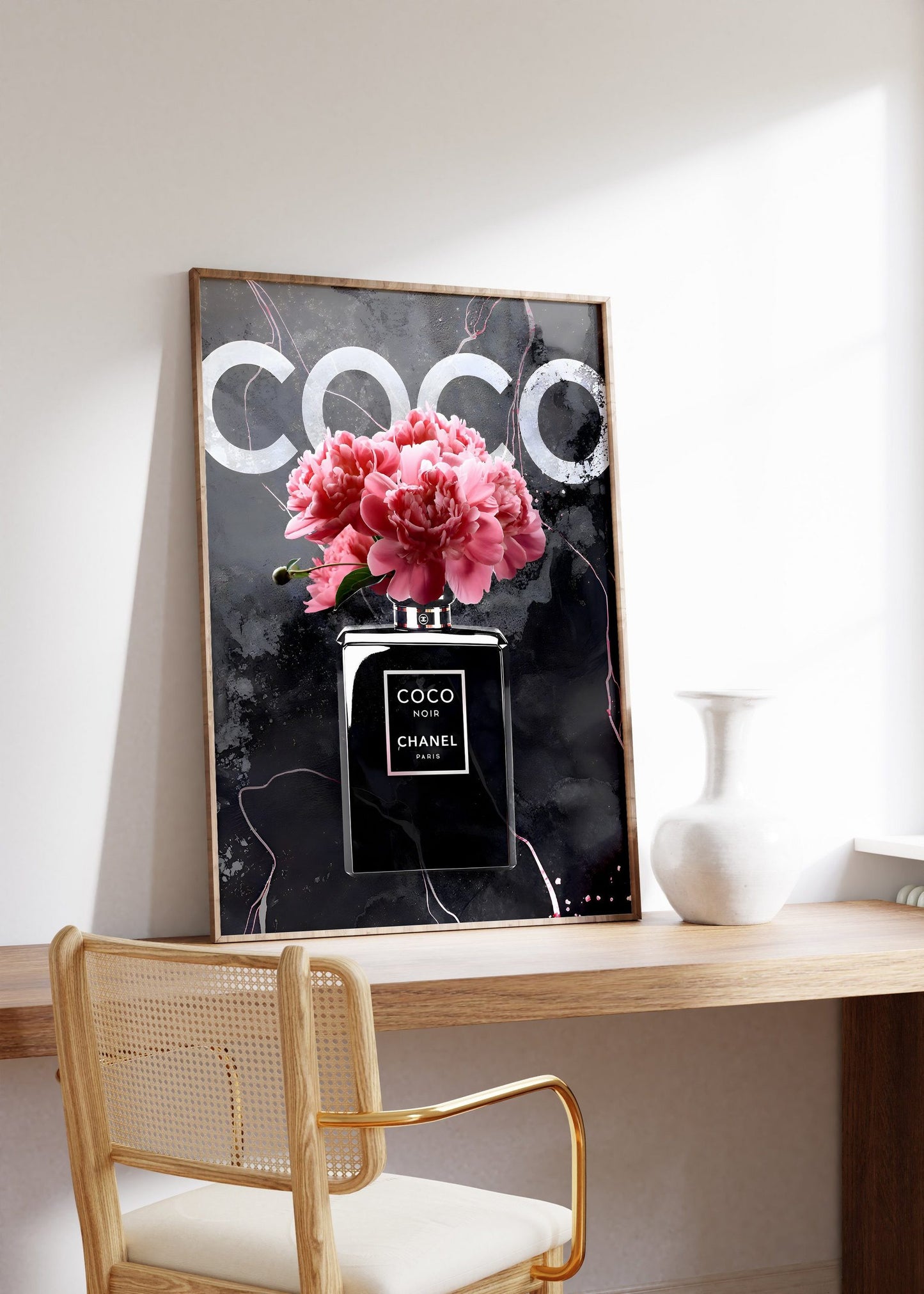 Coco Chanel Poster · Zeitlose Eleganz: Die Blüte des Chanel Noir · Farbenfrohe Verführung · Wand Dekoration · ohne Rahmen