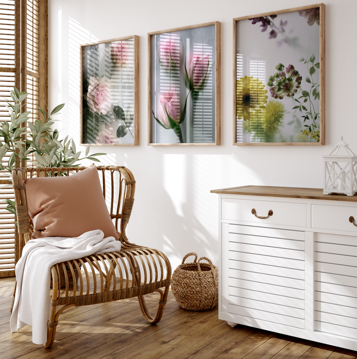 Geschenkidee · Rosen und Ranunkeln hinter Glas Poster Ästhetische Natur Fotografie · Dekoprint ohne Rahmen | JUSTGOODMOOD