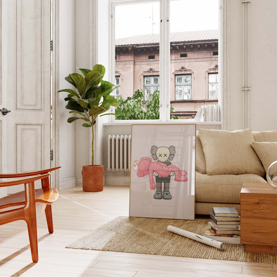Moderner Kunstdruck auf Baumwolle mit stilisierter Figur im Street-Style, die ein rosa Kuscheltier hält, als stilvolle Wanddekoration für Wohnräume.