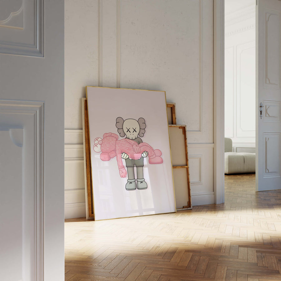 Moderner Kunstdruck auf Baumwollcanvas mit stilisierter Figur, die eine rosa Plüschpuppe trägt, als zeitgenössische Wanddekoration für Wohnräume.