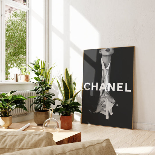 Chanel Poster · Chanel’s Schwarzer Anzug: Ein Meisterwerk der Mode · Wand Dekoration · ohne Rahmen