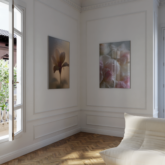 Geschenkidee · Blumen hinter beschlagenem Glas Poster Ästhetische Natur Fotografie · Dekoprint ohne Rahmen | JUSTGOODMOOD