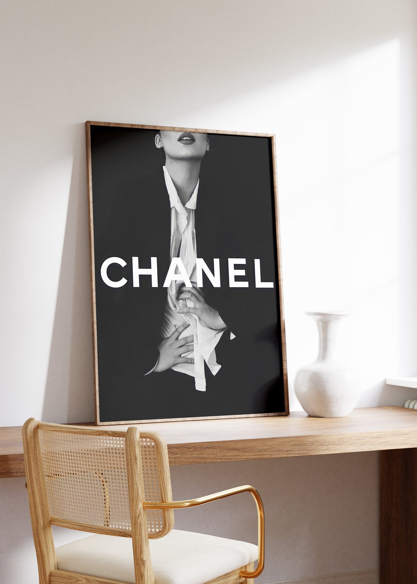 Chanel Poster · Chanel’s Schwarzer Anzug: Ein Meisterwerk der Mode · Wand Dekoration · ohne Rahmen