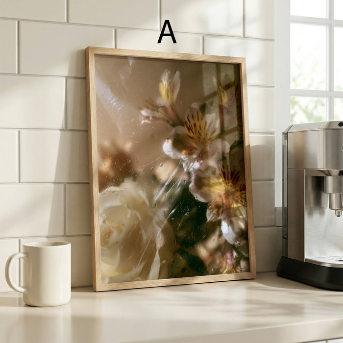 Geschenkidee · Blumen hinter Glas und Wassertropfen Poster Ästhetische Natur Fotografie · Dekoprint ohne Rahmen | JUSTGOODMOOD