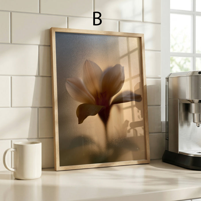 Geschenkidee · Blumen hinter beschlagenem Glas Poster Ästhetische Natur Fotografie · Dekoprint ohne Rahmen | JUSTGOODMOOD