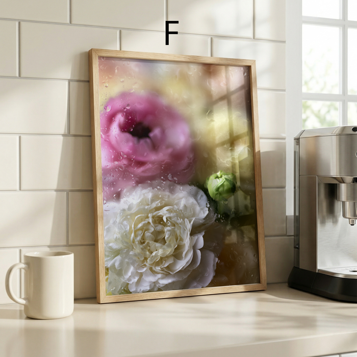 Geschenkidee · Rosen und Ranunkeln hinter Glas Poster Ästhetische Natur Fotografie · Dekoprint ohne Rahmen | JUSTGOODMOOD