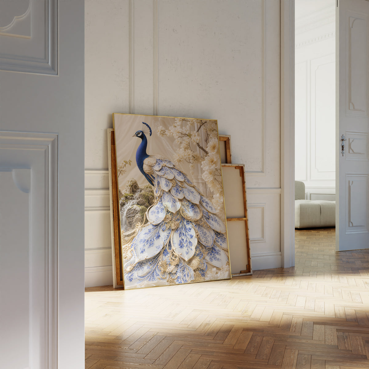 Motiv mit einem blauen Pfau mit weiß-blauen Schmuckfedern und goldenen Details, als an die Wand gelehntes Poster neben leeren Rahmen.