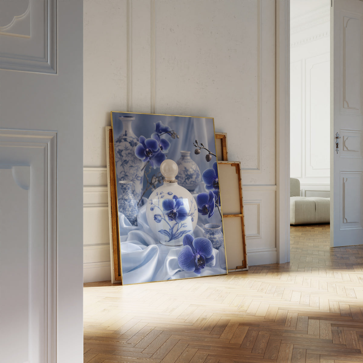 Motiv mit einem weiß-blauen Parfumflakon zwischen blauen Orchideen und Porzellanvasen, als an die Wand gelehntes Poster neben leeren Rahmen.