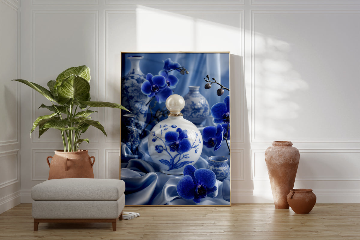 Motiv mit einem weiß-blauen Parfumflakon zwischen blauen Orchideen und Porzellanvasen, als gerahmtes Poster neben Sessel und Zimmerpflanze.