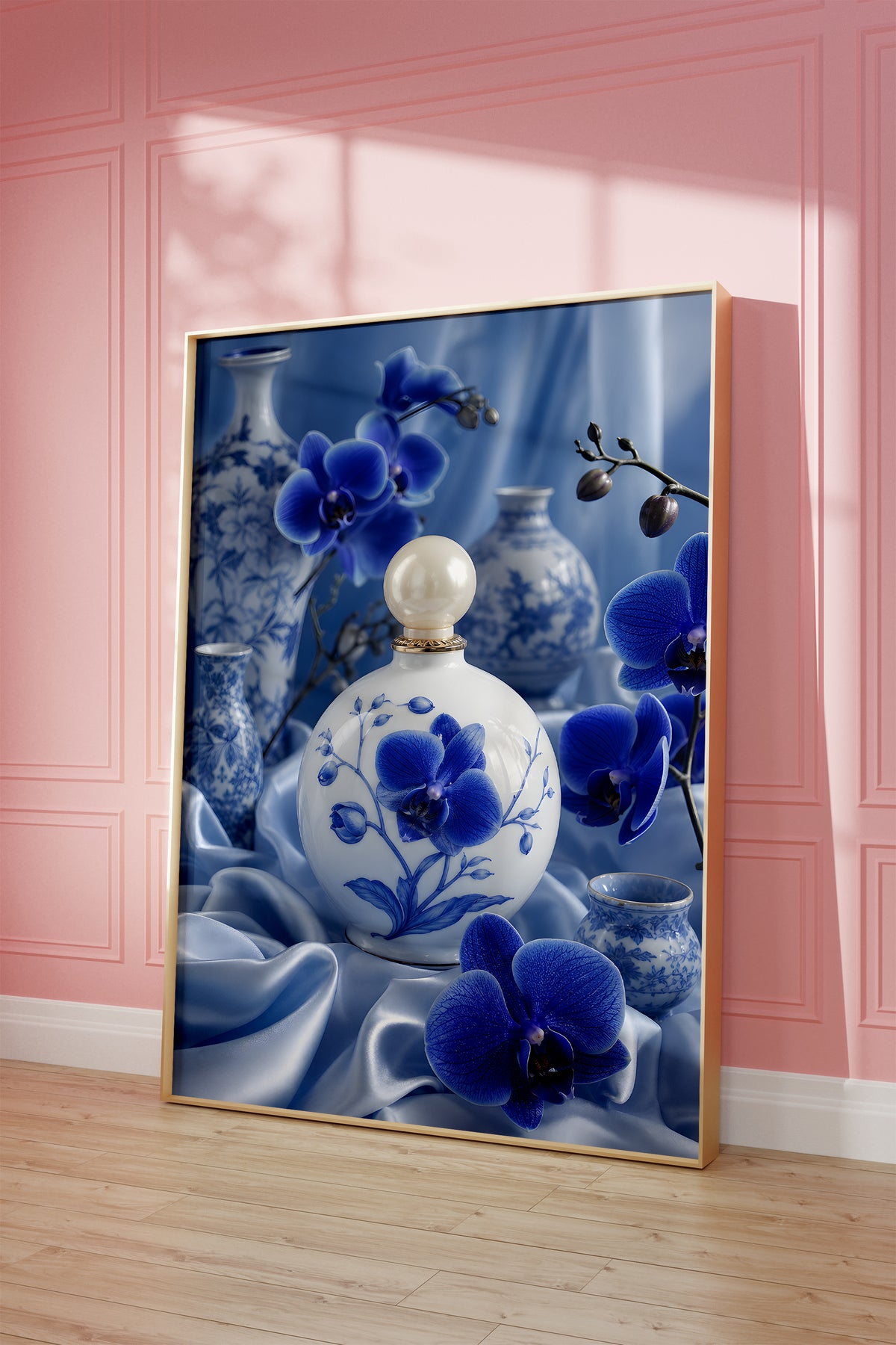 Motiv mit einem weiß-blauen Parfumflakon zwischen blauen Orchideen und Porzellanvasen, als gerahmtes Poster vor einer rosafarbenen Wand.