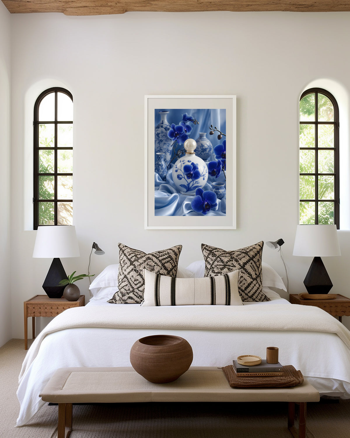 Motiv mit einem weiß-blauen Parfumflakon zwischen blauen Orchideen und Porzellanvasen, als gerahmtes Poster in den Händen einer Frau.