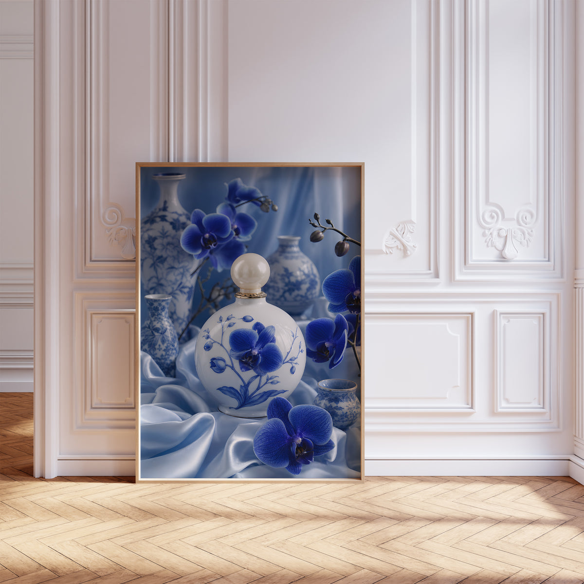 Gerahmtes Poster mit einem weiß-blauen Parfumflakon zwischen blauen Orchideen und Porzellanvasen, vor einer weißen Wand mit Zierleisten.
