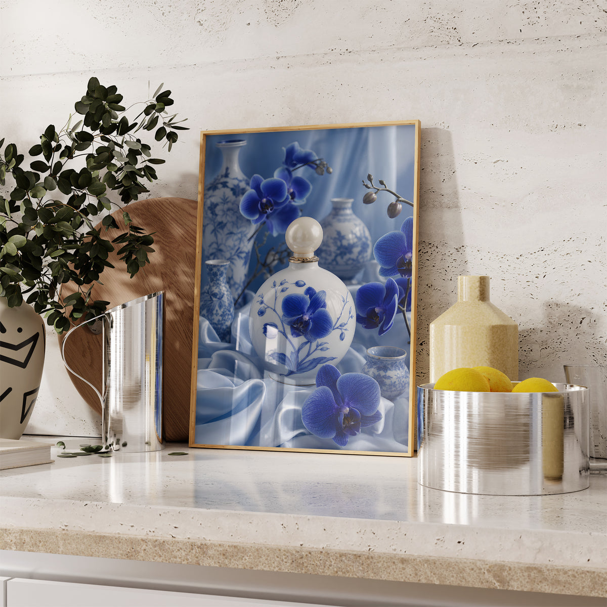 Gerahmtes Poster mit einem weiß-blauen Parfumflakon zwischen blauen Orchideen und Porzellanvasen, auf einer Küchenarbeitsplatte neben Pflanzen und Zitronen.