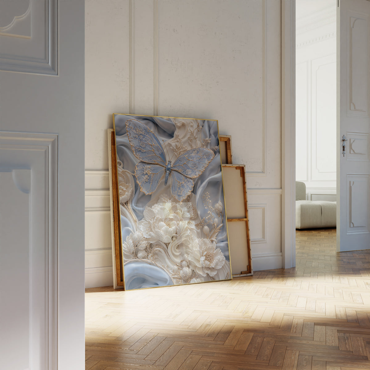 Motiv mit einem hellblauen Schmetterling mit goldenen Flügeladern auf blauem Seidenstoff, als an die Wand gelehntes Poster neben leeren Rahmen.