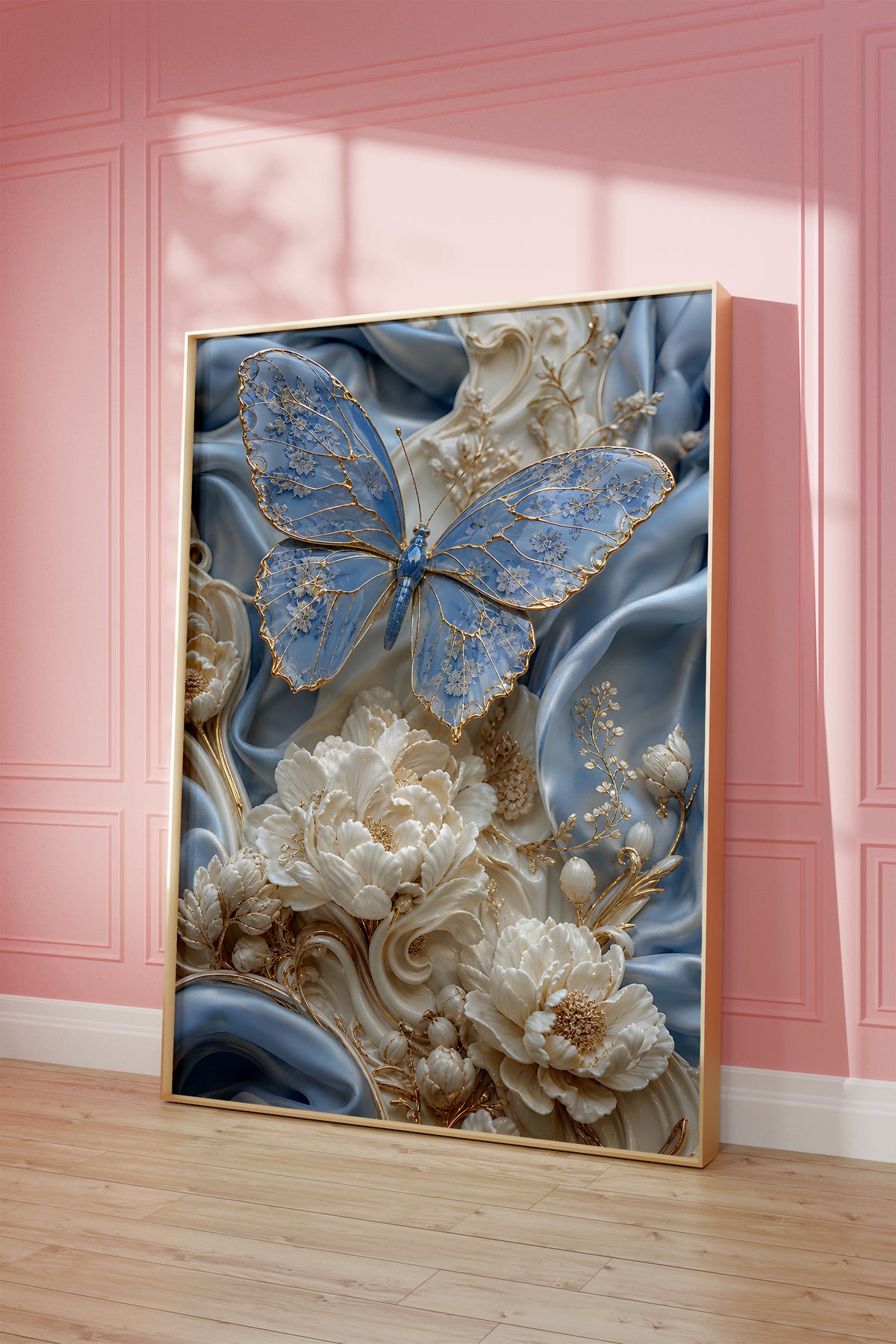 Motiv mit einem hellblauen Schmetterling mit goldenen Flügeladern auf blauem Seidenstoff, als gerahmtes Poster vor einer rosafarbenen Wand.