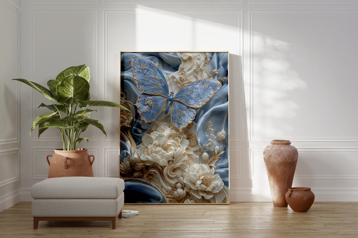 Motiv mit einem hellblauen Schmetterling mit goldenen Flügeladern auf blauem Seidenstoff, als gerahmtes Poster neben Sessel und Zimmerpflanze.
