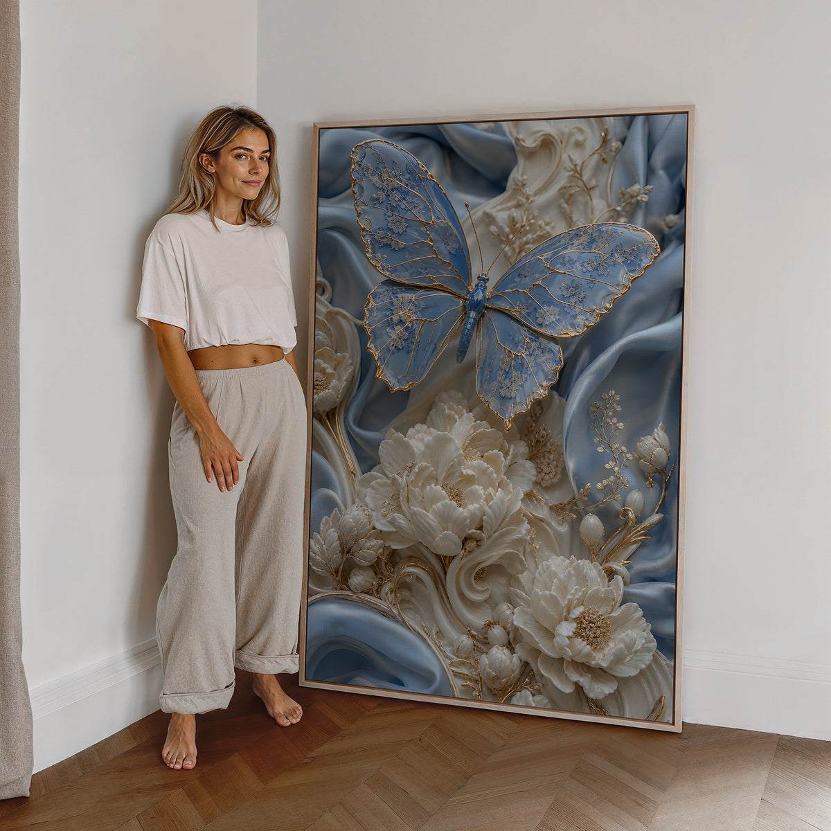 Motiv mit einem hellblauen Schmetterling mit goldenen Flügeladern auf blauem Seidenstoff, als großes gerahmtes Wandbild neben einer Frau.