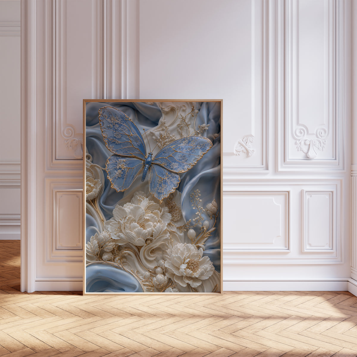 Gerahmtes Poster mit einem hellblauen Schmetterling mit goldenen Flügeladern auf blauem Seidenstoff, vor einer weißen Wand mit Zierleisten.