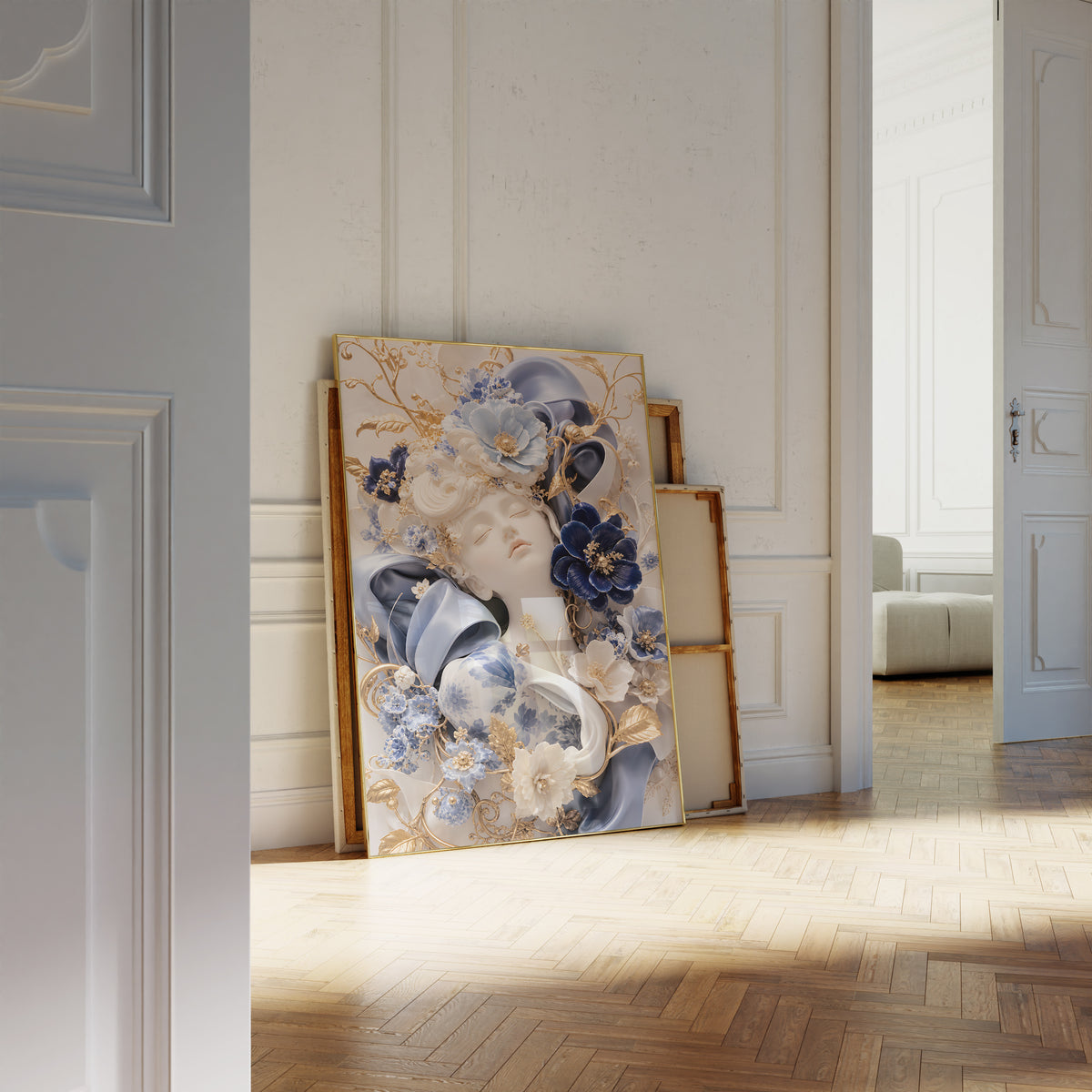 Motiv mit Frauenporträt zwischen blauen und weißen Blüten, Porzellanornamenten und goldenen Details, als an die Wand gelehntes Poster neben leeren Rahmen.