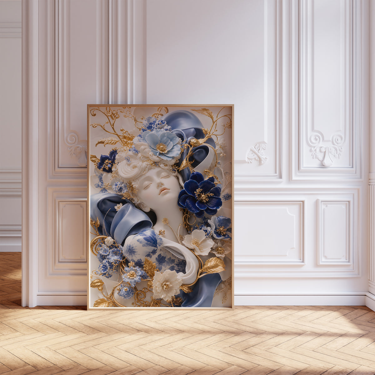 Gerahmtes Poster mit Frauenporträt zwischen blauen und weißen Blüten, Porzellanornamenten und goldenen Details, als einzelne Wanddekoration in einer Wohnraumansicht.