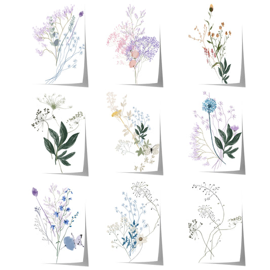Zarte botanische Wildblumenarrangements in Pastellfarben mit lila, blauen und rosa Blüten, grünen Blättern und feinen Schmetterlingsmotiven.