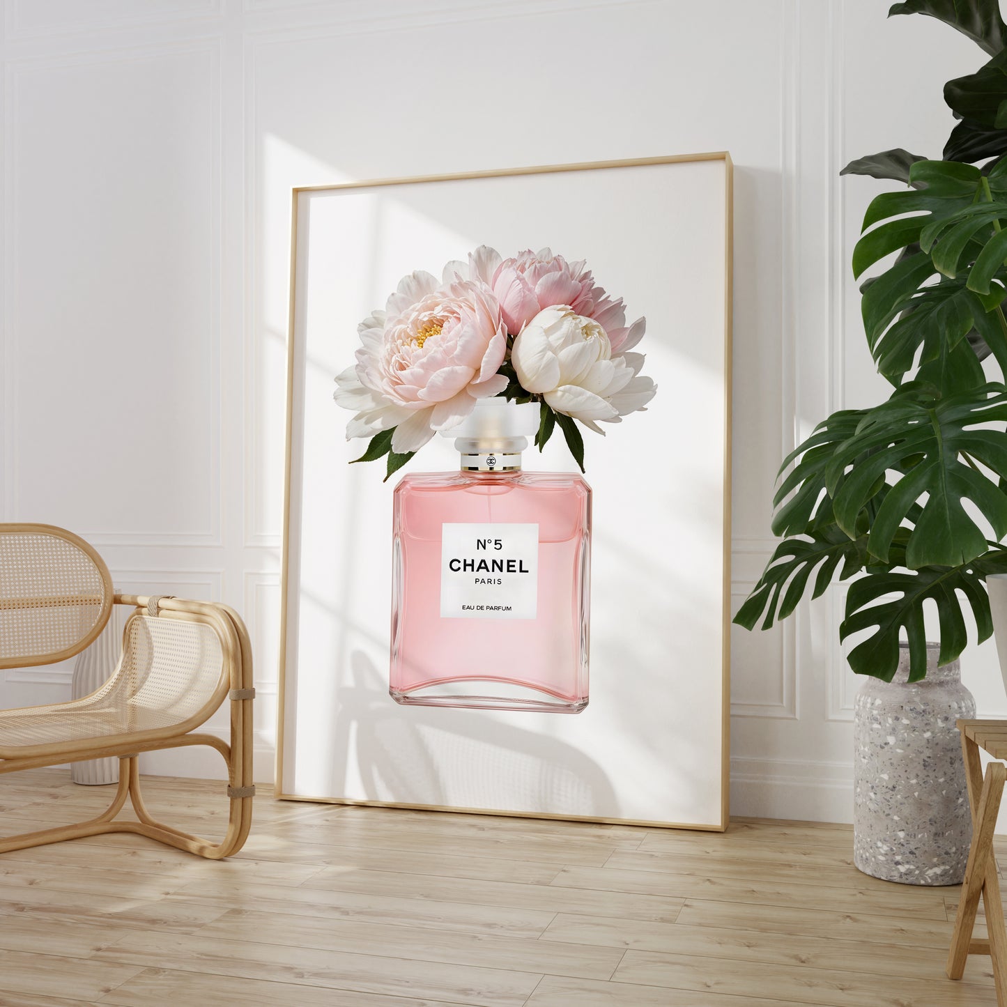 Coco Chanel Poster · Zeitlose Eleganz: Pinker Chanel Flacon mit sanften Pastellblumen · Parfümkunst in Rosa mit verspielten Blüten · Wand Dekoration · ohne Rahmen (Kopie)