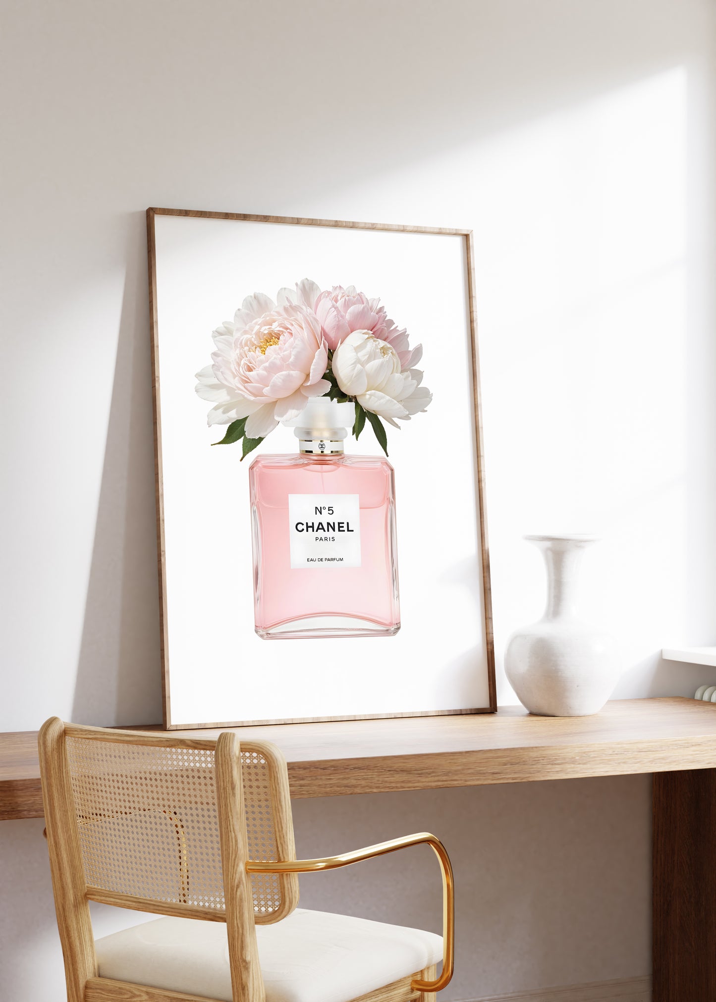 Coco Chanel Poster · Zeitlose Eleganz: Pinker Chanel Flacon mit sanften Pastellblumen · Parfümkunst in Rosa mit verspielten Blüten · Wand Dekoration · ohne Rahmen (Kopie)