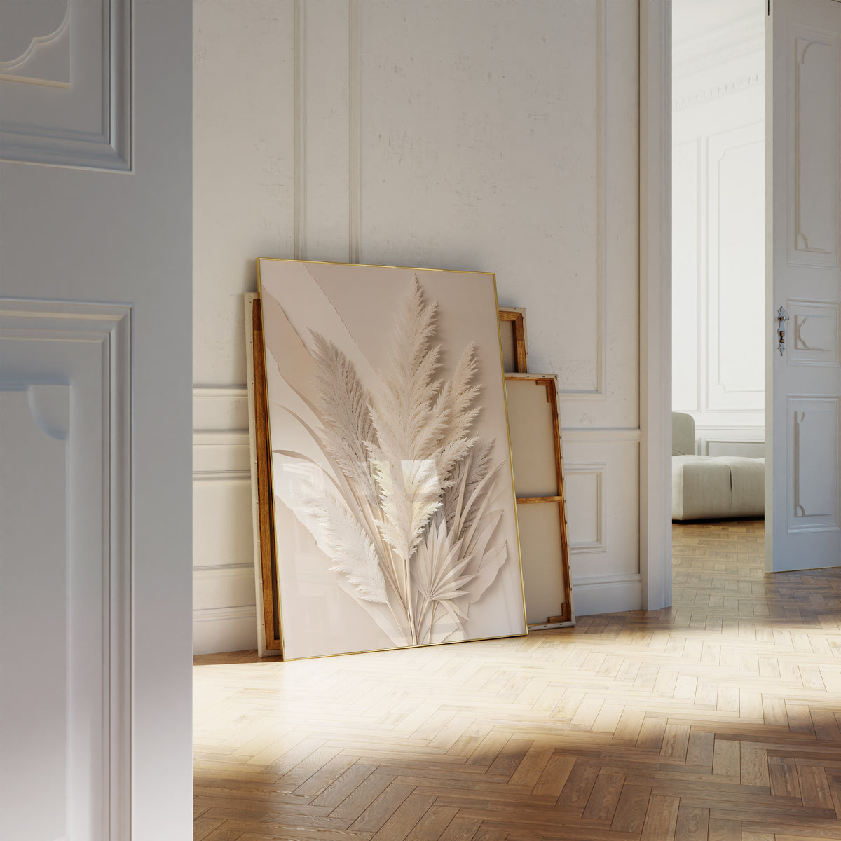 Motiv mit cremefarbenen Pampaswedeln und Palmblättern in plastischer Papierreliefoptik, als an die Wand gelehntes Poster neben leeren Rahmen.