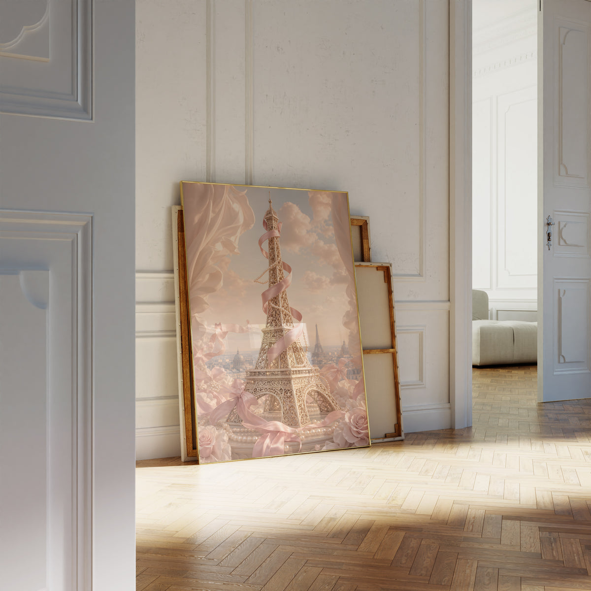 Motiv mit goldenem Eiffelturm, umwickelt mit rosafarbenem Satin, zwischen Rosen und Wolken, als an die Wand gelehntes Poster neben leeren Rahmen.