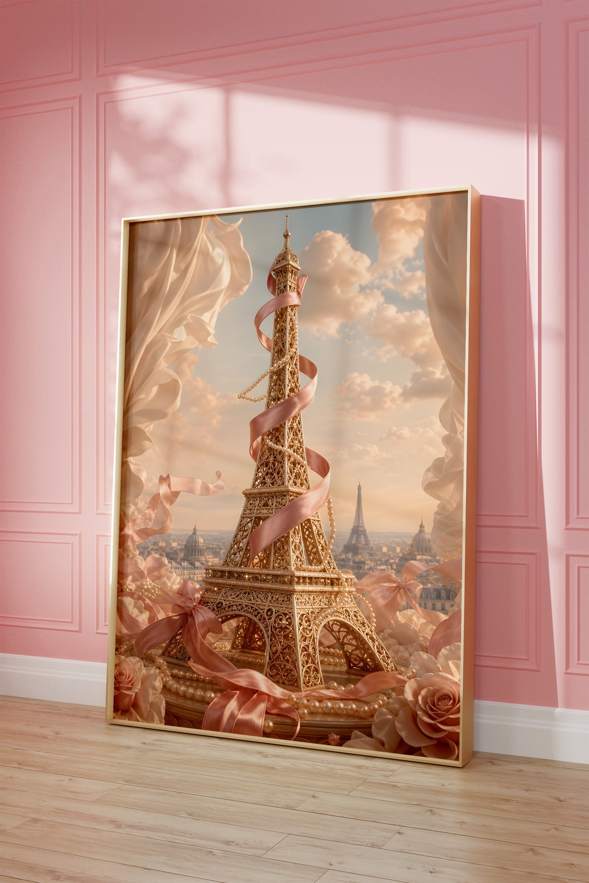 Motiv mit goldenem Eiffelturm, umwickelt mit rosafarbenem Satin, zwischen Rosen und Wolken, als gerahmtes Poster vor einer rosafarbenen Wand.