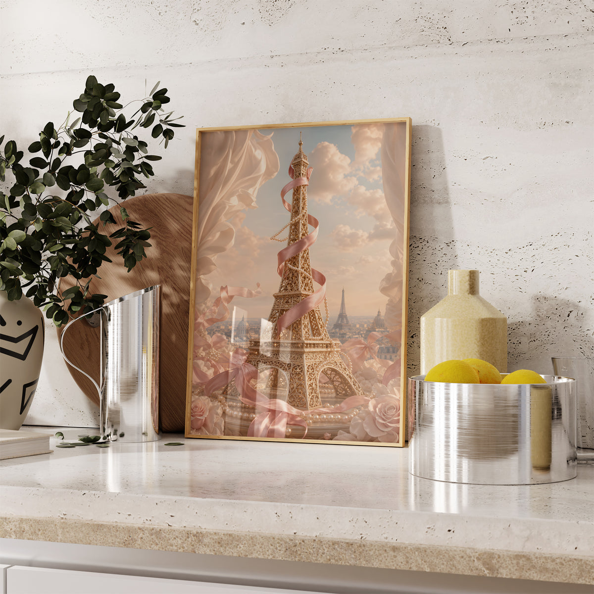 Gerahmtes Poster mit goldenem Eiffelturm, umwickelt mit rosafarbenem Satin, zwischen Rosen und Wolken, als einzelne Wanddekoration in einer Wohnraumansicht.