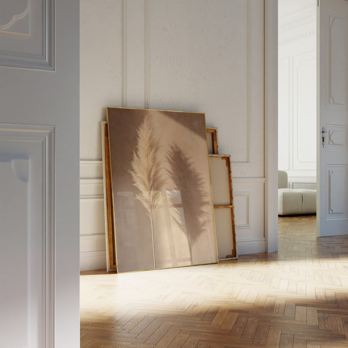 Motiv mit einem goldbeigen Pampaswedel und seinem Schatten auf einer warmbraunen Wand, als an die Wand gelehntes Poster neben leeren Rahmen.