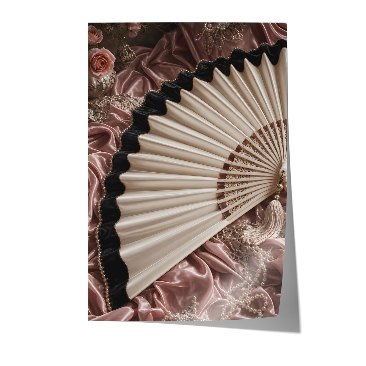 Poster mit einem cremefarbenen Fächer mit schwarzem Saum auf roséfarbenem Satin auf weißem Hintergrund.