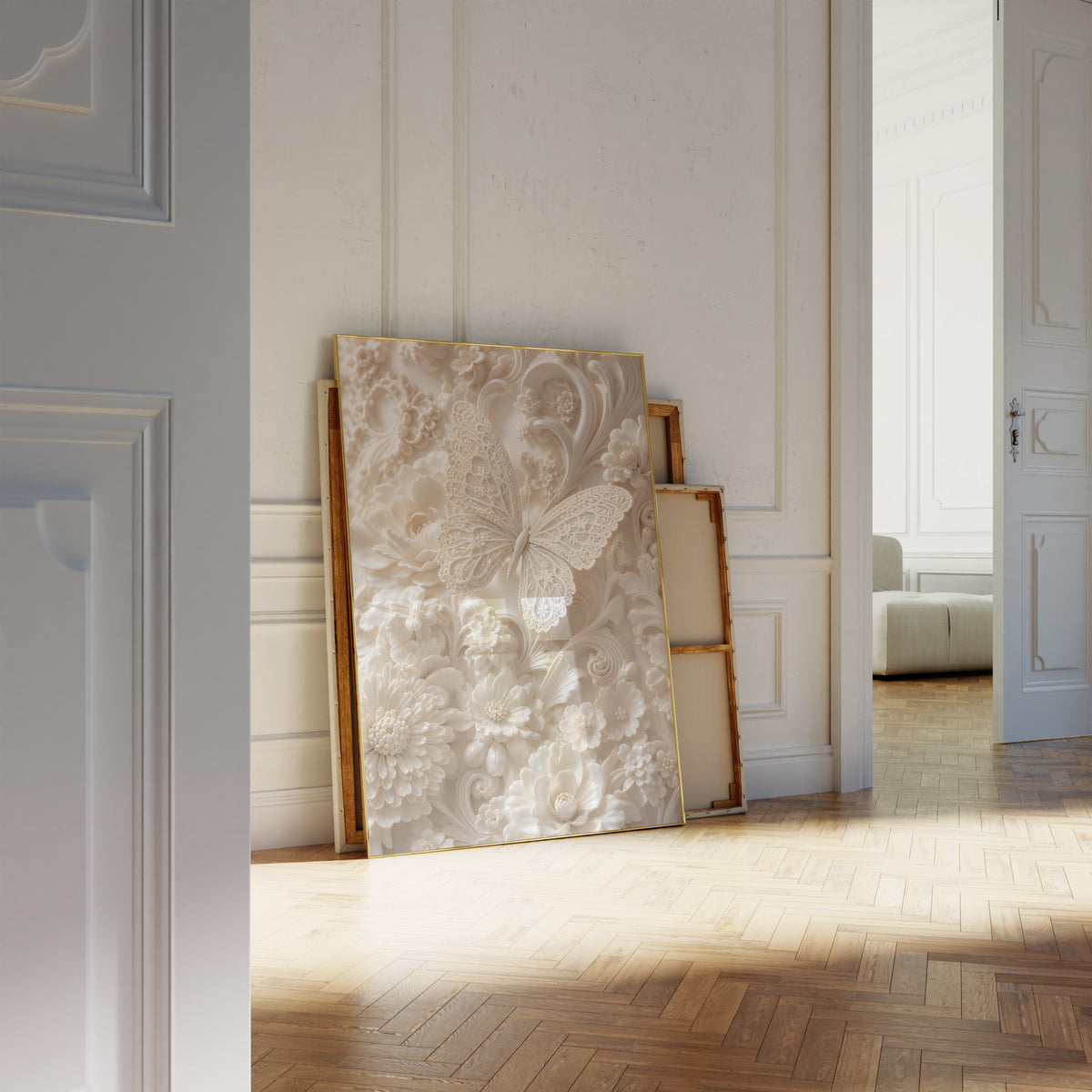 Motiv mit filigranem Schmetterling zwischen cremefarbenen Blüten und geschwungenen Reliefornamenten, als an die Wand gelehntes Poster neben leeren Rahmen.