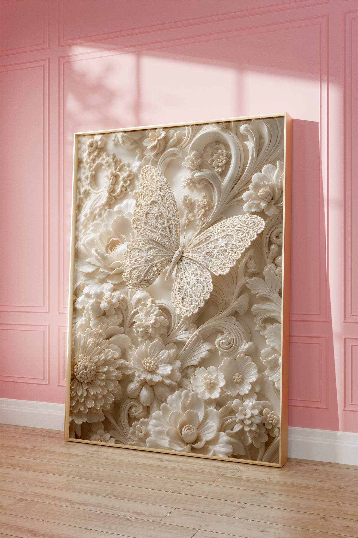 Motiv mit filigranem Schmetterling zwischen cremefarbenen Blüten und geschwungenen Reliefornamenten, als gerahmtes Poster vor einer rosafarbenen Wand.