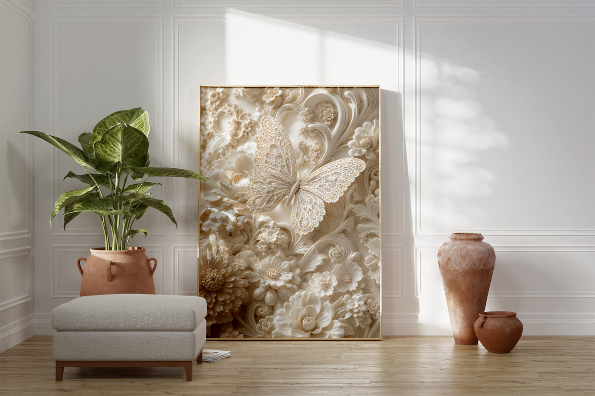 Motiv mit filigranem Schmetterling zwischen cremefarbenen Blüten und geschwungenen Reliefornamenten, als gerahmtes Poster neben Sessel und Zimmerpflanze.
