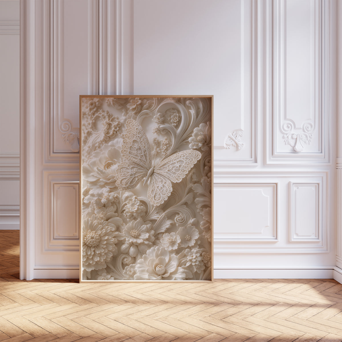 Gerahmtes Poster mit filigranem Schmetterling zwischen cremefarbenen Blüten und geschwungenen Reliefornamenten, als einzelne Wanddekoration in einer Wohnraumansicht.