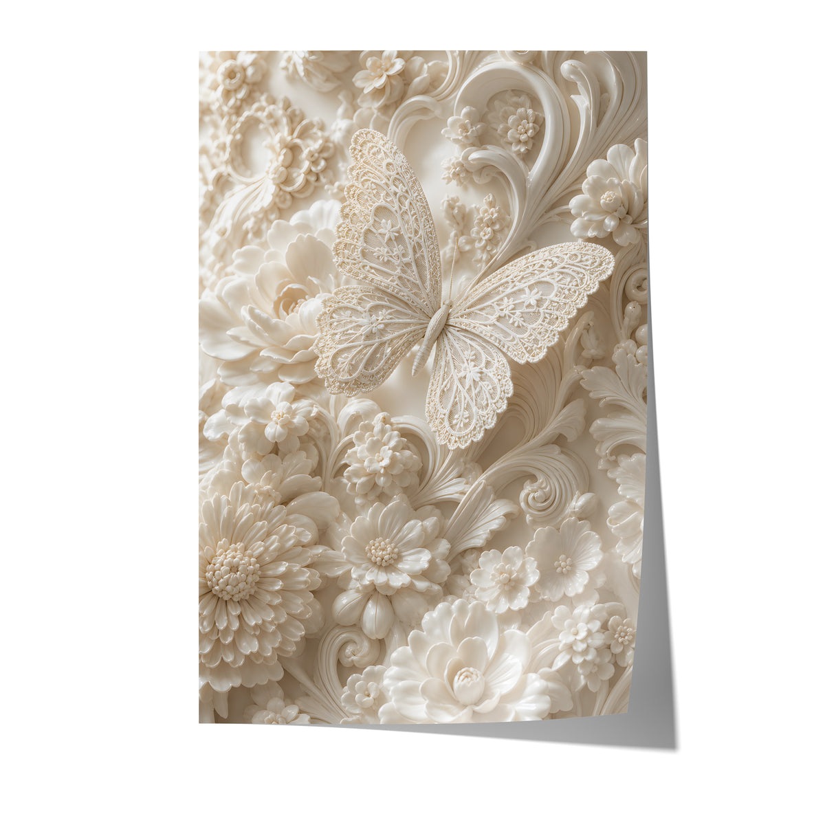 Poster mit filigranem Schmetterling zwischen cremefarbenen Blüten und geschwungenen Reliefornamenten auf weißem Hintergrund.