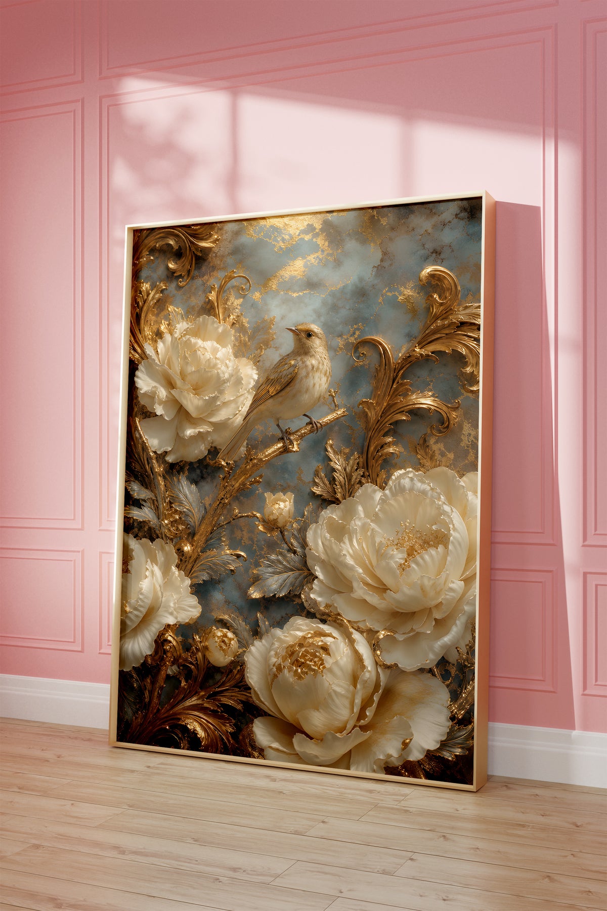 Motiv mit einem cremefarbenen Vogel zwischen weißen Blüten und goldenen Ranken, als gerahmtes Poster vor einer rosafarbenen Wand.