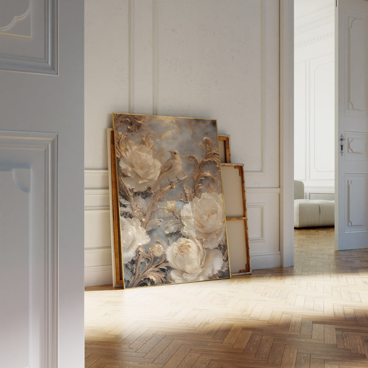 Motiv mit einem cremefarbenen Vogel zwischen weißen Blüten und goldenen Ranken, als an die Wand gelehntes Poster neben leeren Rahmen.
